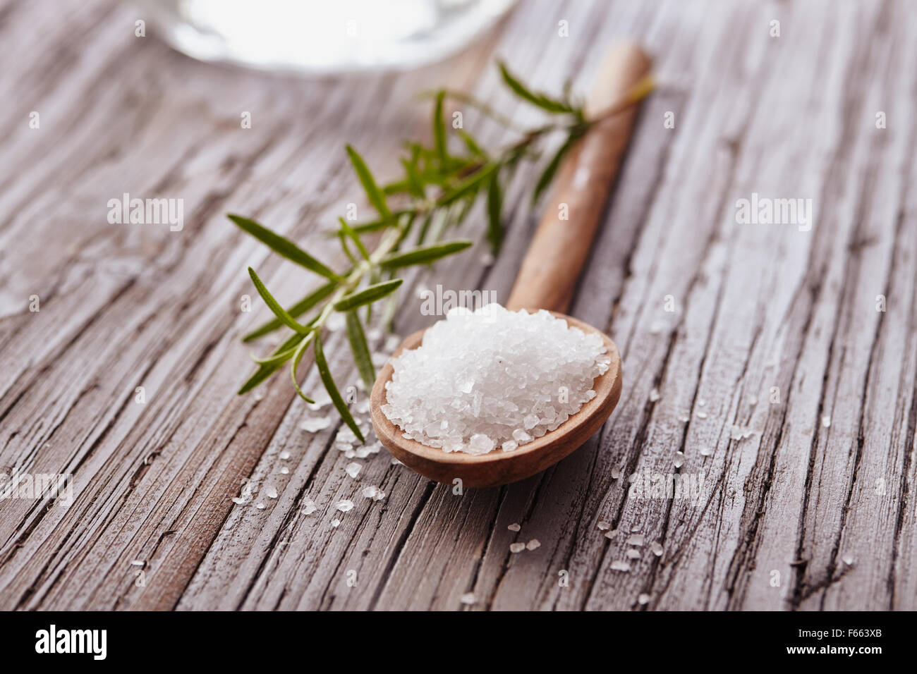 Salzkristalle in einem Holzlöffel Stockfoto
