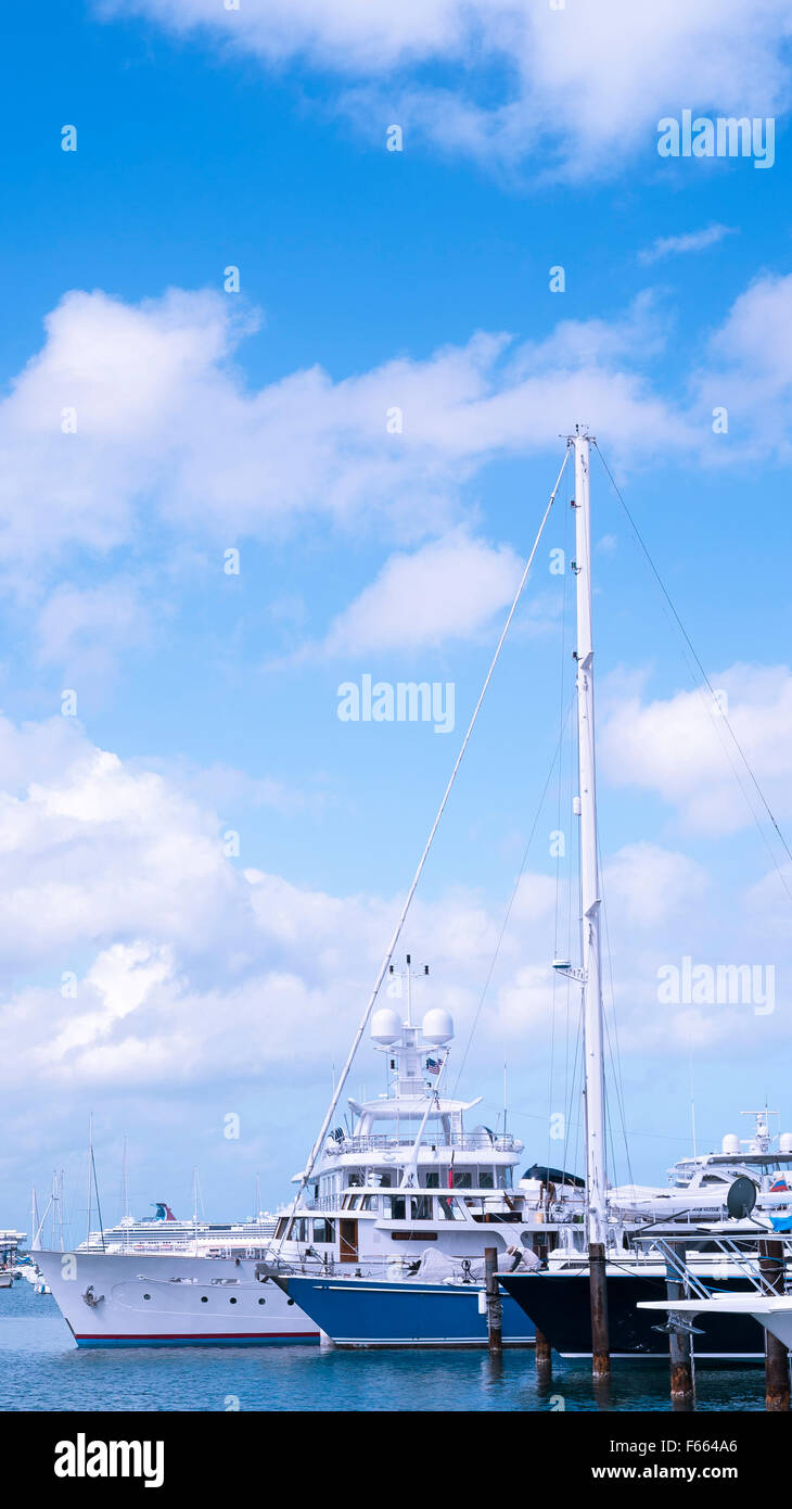 Oceanside Blick auf die Kreuzfahrtschiffe auf dem Wasser mit blauem Himmel. Stockfoto