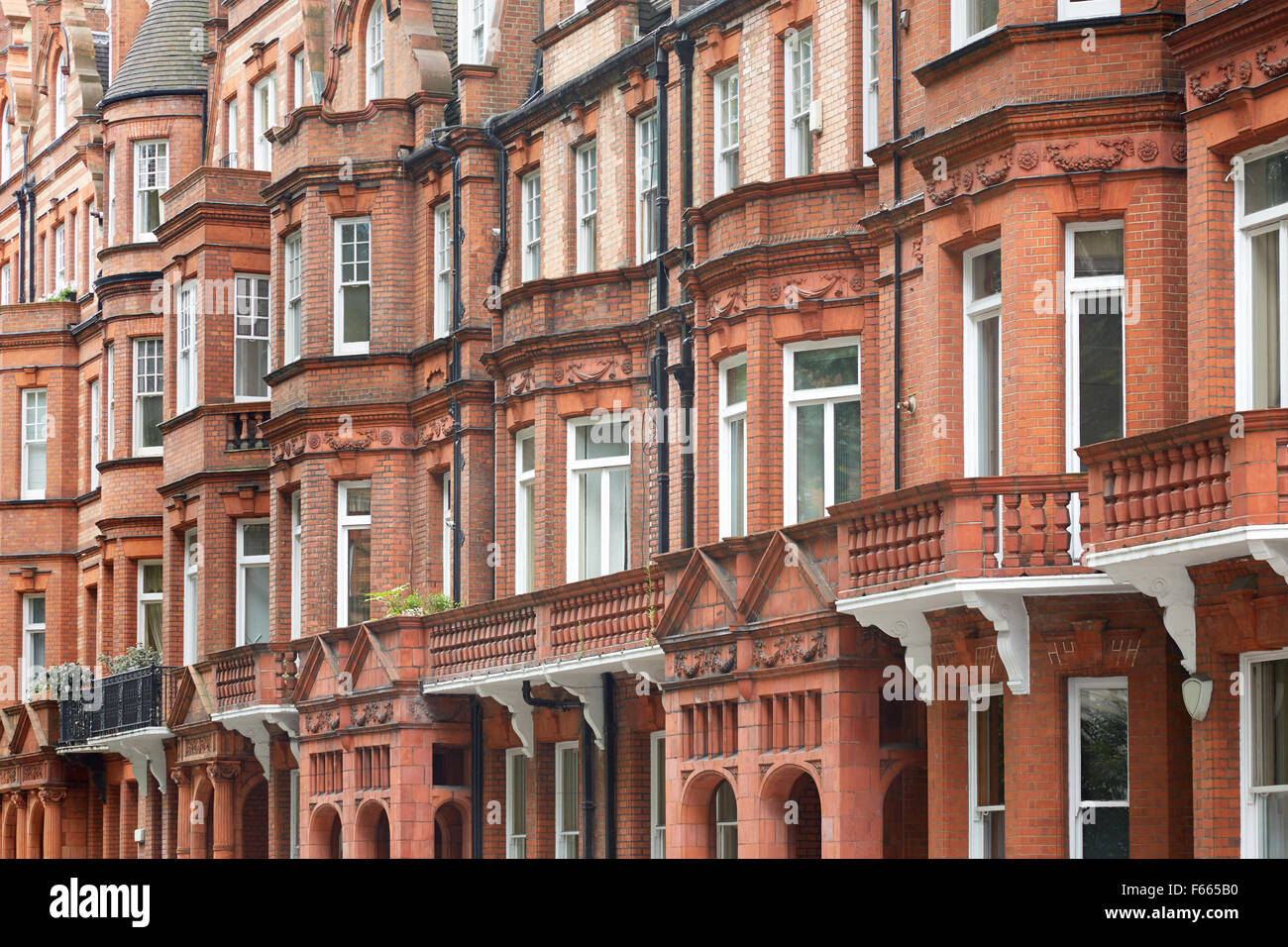 Rote Ziegel englische Häuser Fassade in London Stockfoto