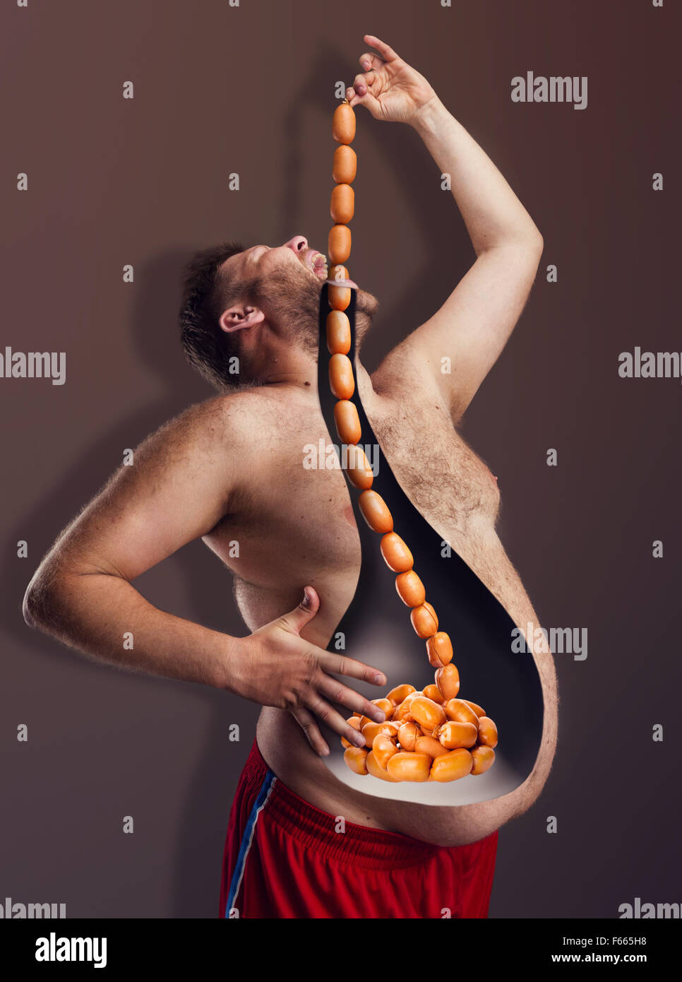 Bärtige dicker Mann großen Seil Würstchen essen Stockfoto