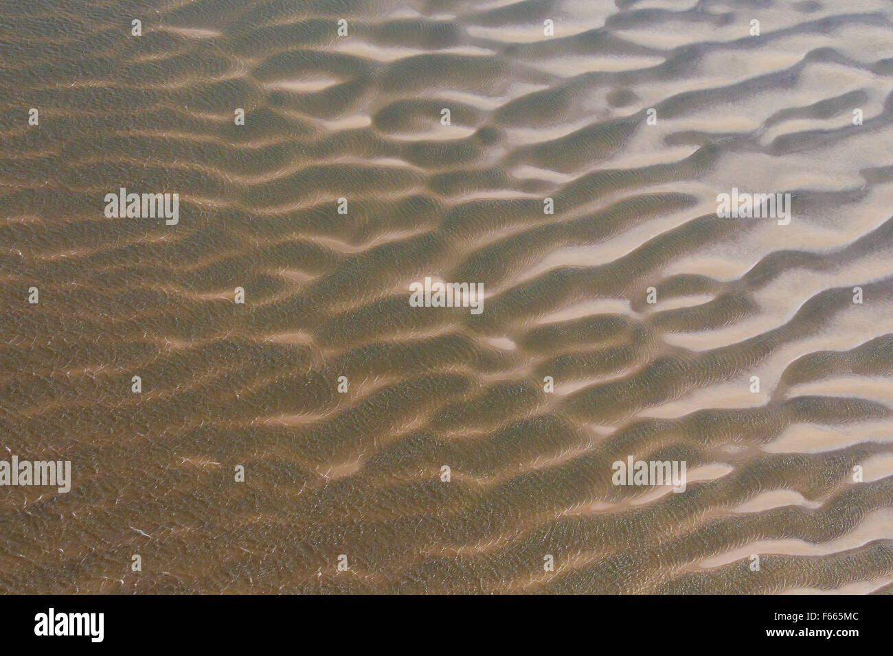 Luftaufnahme der wellige Sand unter Wasser im Gezeiten Wattenmeer Stockfoto