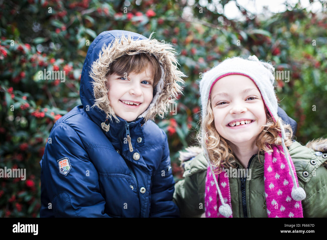 Foto der Kinder oder Kind in Winterkleidung, lächelnd, glücklich, verspielt Stockfoto