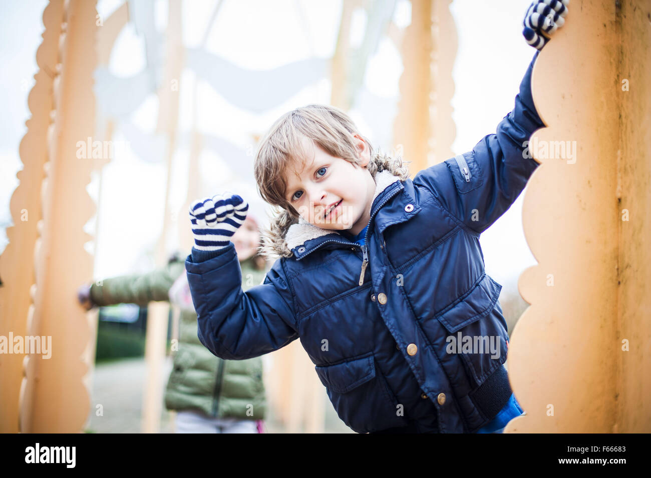 Foto der Kinder oder Kind in Winterkleidung, lächelnd, glücklich, verspielt Stockfoto