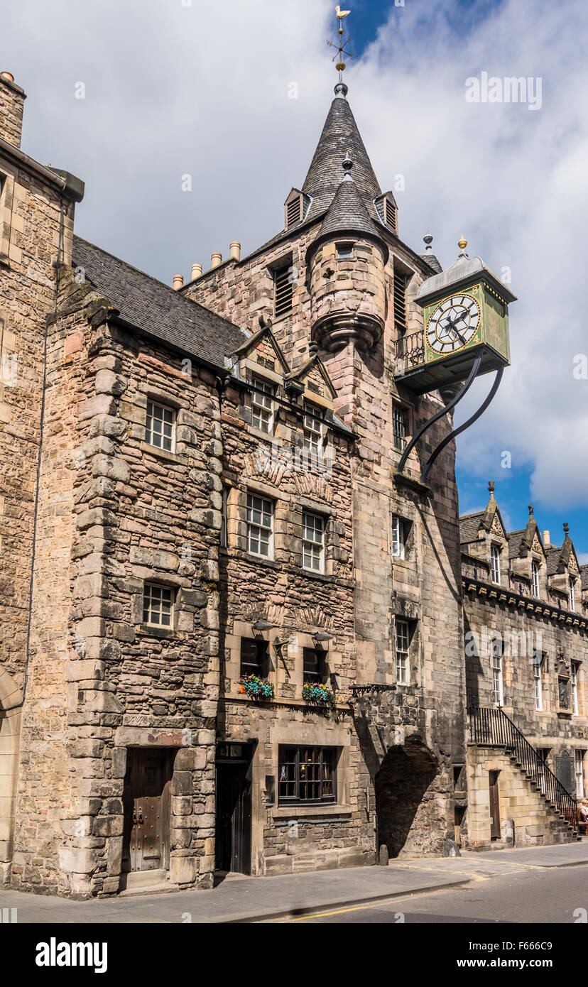 1591-Mautstelle Uhr auf das alte Gefängnis im Canongate, auf der Royal Mile In Edinburgh, Schottland Stockfoto