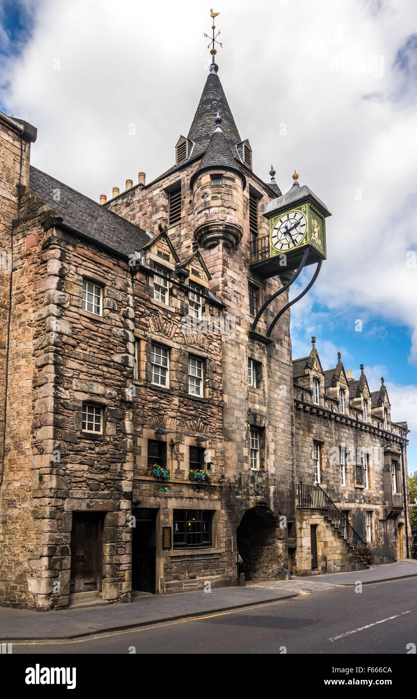 1591-Mautstelle Uhr auf das alte Gefängnis im Canongate, auf der Royal Mile In Edinburgh, Schottland Stockfoto