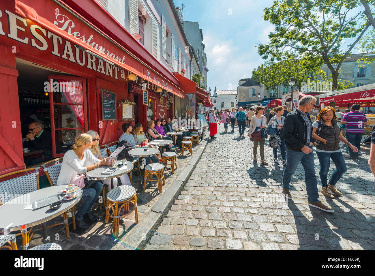 Restaurants und Menschen auf der Straße in Montmartre, Paris, Ile de France, Frankreich Stockfoto