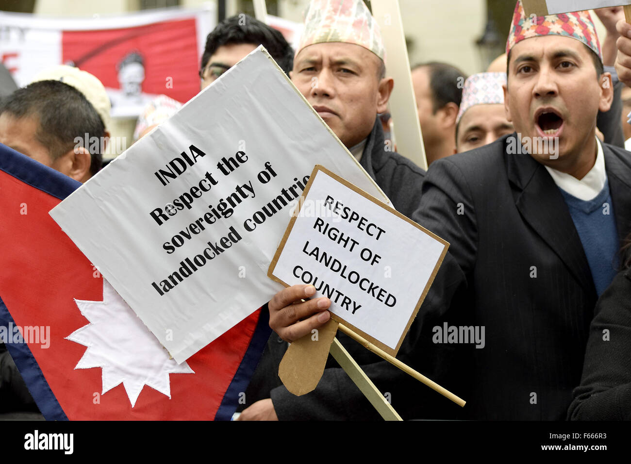 London, den 12. November 2015. Nepalesische Demonstranten sammeln außerhalb der Downing Street als der indische Premierminister Narenda Modi in Großbritannien für einen dreitägigen Besuch eintrifft. Credit: PjrNews/Alamy leben Nachrichten Stockfoto