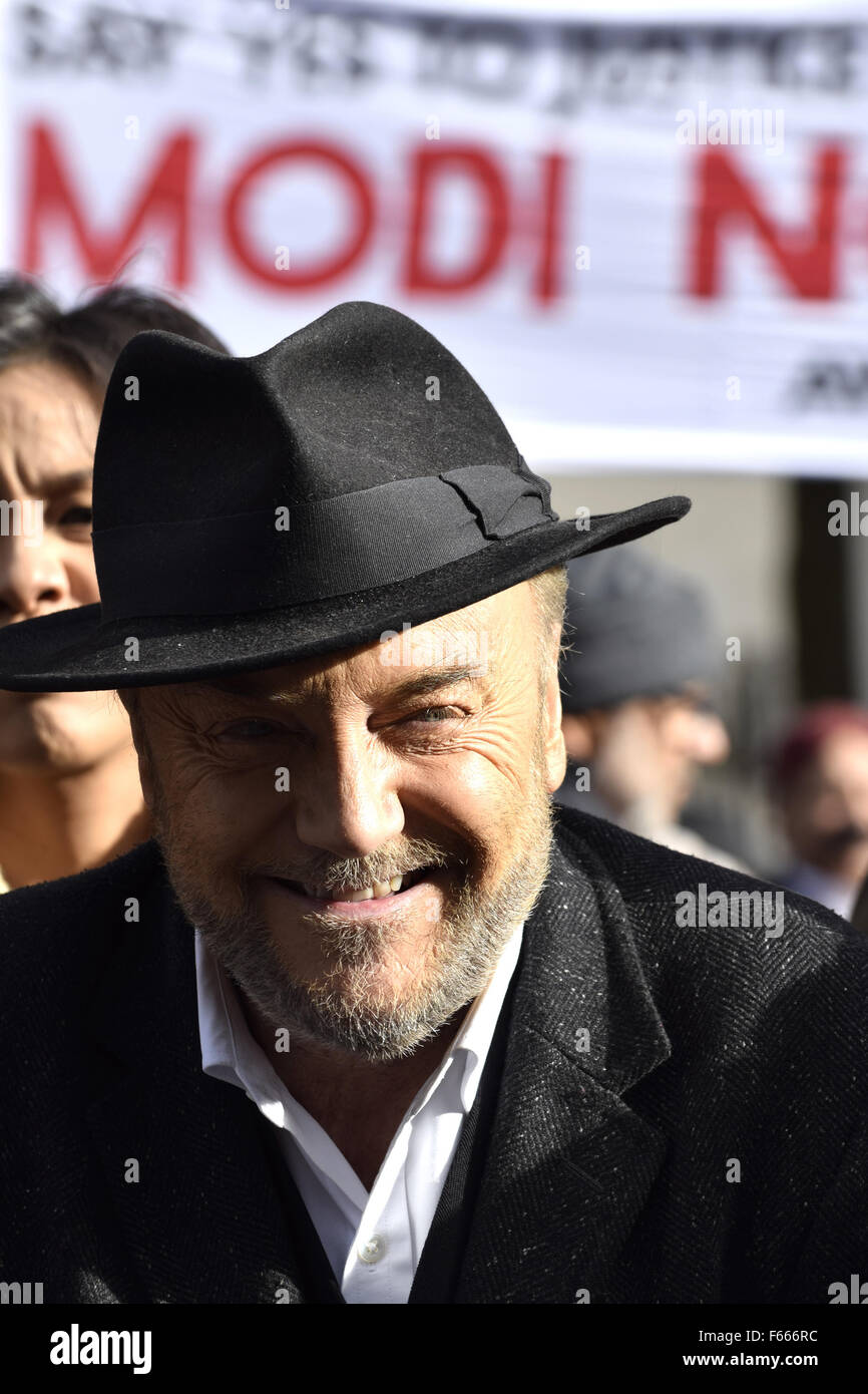 London, den 12. November 2015. Die Demonstranten versammeln sich außerhalb der Downing Street als der indische Premierminister Narenda Modi in Großbritannien für einen dreitägigen Besuch eintrifft. George Galloway, Kandidat für den Londoner Bürgermeister, verbindet seine Unterstützung der Credit: PjrNews/Alamy Leben Nachrichten zeigen Stockfoto