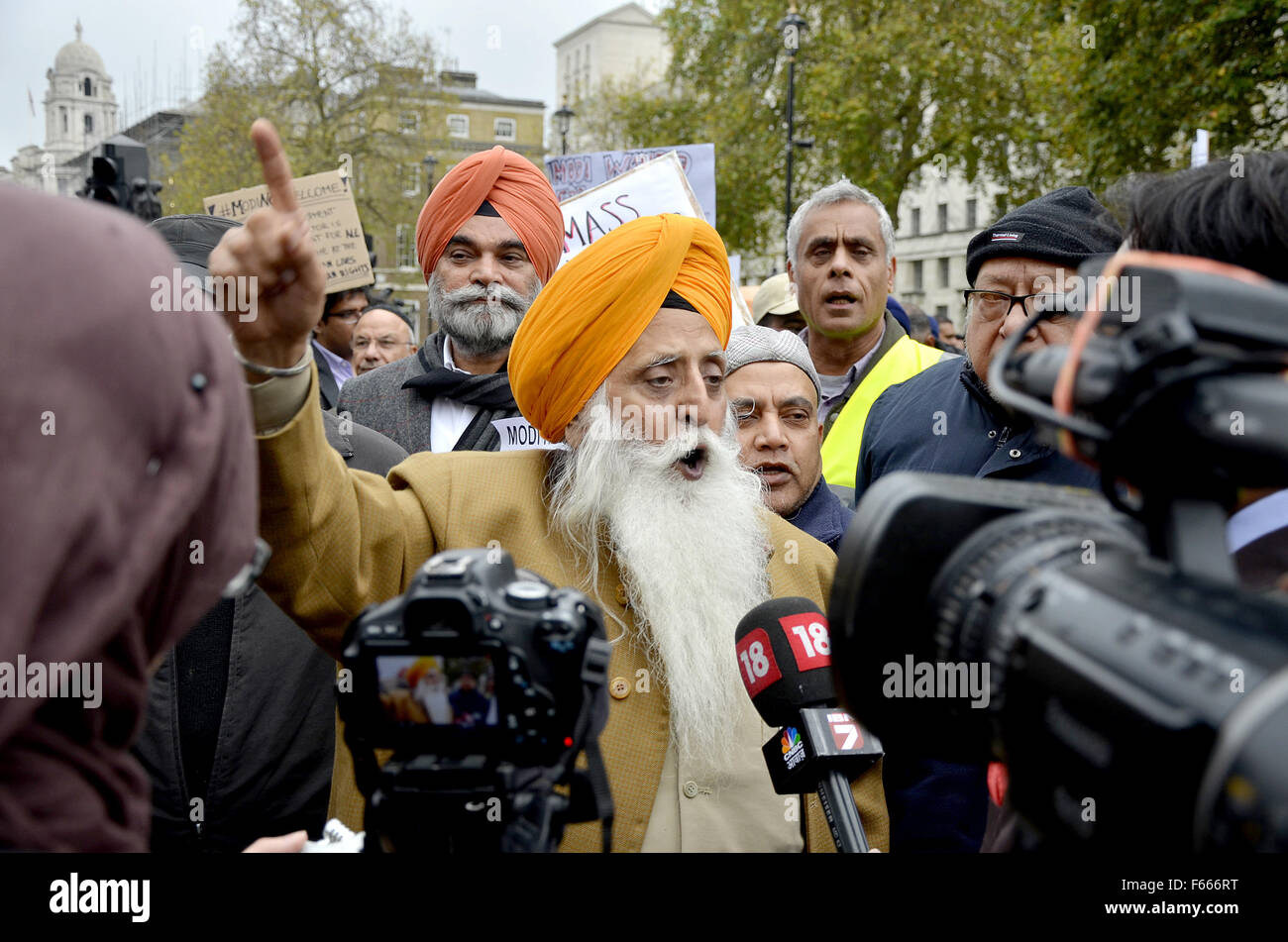 London, 12. November 2015. Sardar Manmohan Singh Ji Khalsa schließt sich Demonstranten außerhalb Downing Street als indische Premierminister Narenda Modi im Vereinigten Königreich für einen dreitägigen Besuch kommt. Bildnachweis: PjrNews/Alamy Live-Nachrichten Stockfoto