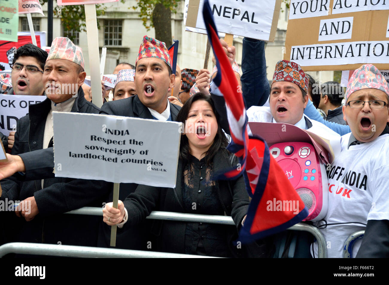 London, 12. November 2015. Demonstranten versammeln sich außen Downing Street als indische Premierminister Narenda Modi im Vereinigten Königreich für einen dreitägigen Besuch kommt.  Bildnachweis: PjrNews/Alamy Live-Nachrichten Stockfoto