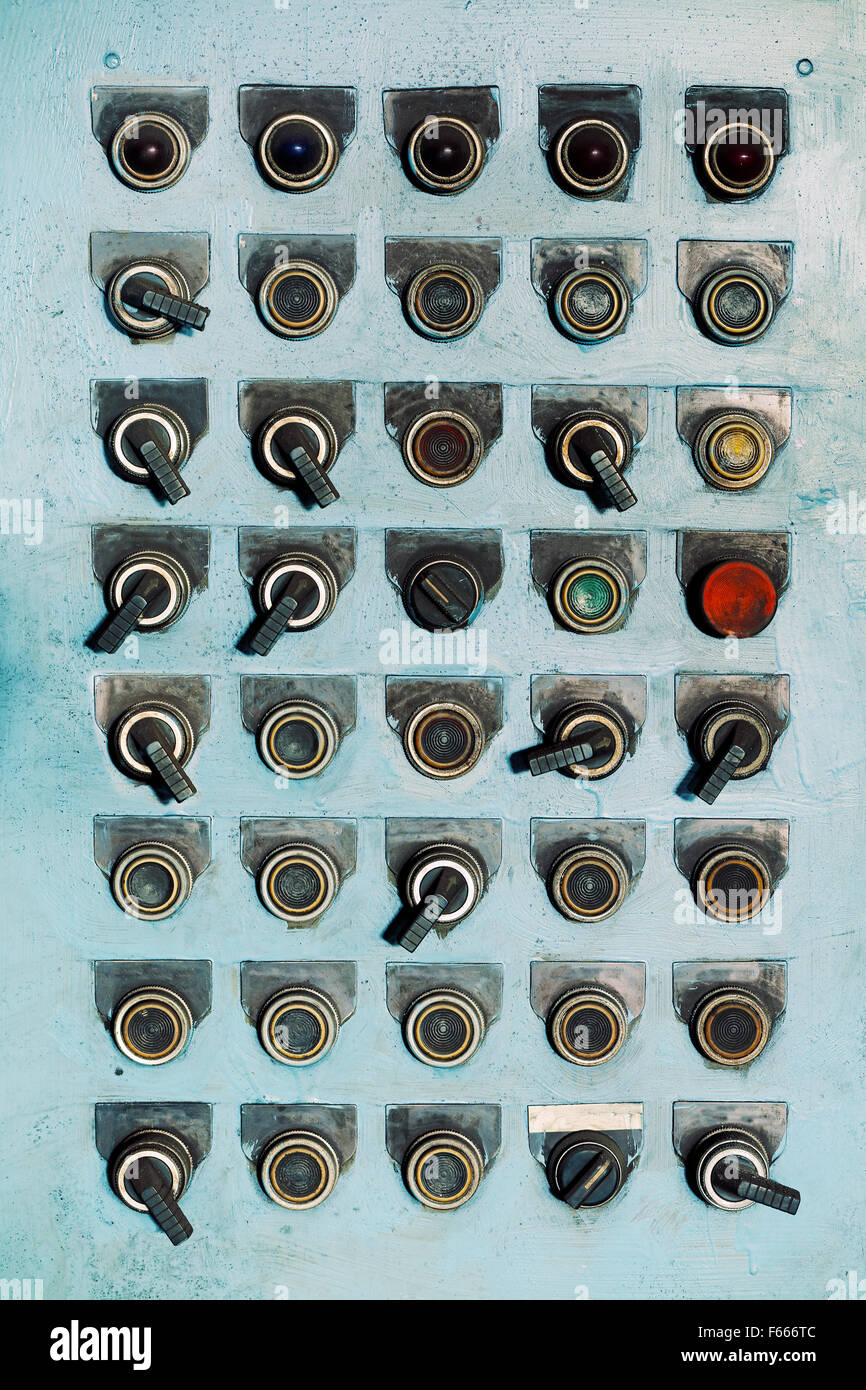 Schalter und Knöpfe in einer alten verlassenen Fabrik. Stockfoto