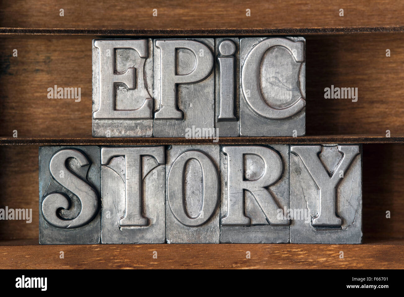 epische Story Satz aus metallischen Buchdruck auf Tablett aus Holz hergestellt Stockfoto