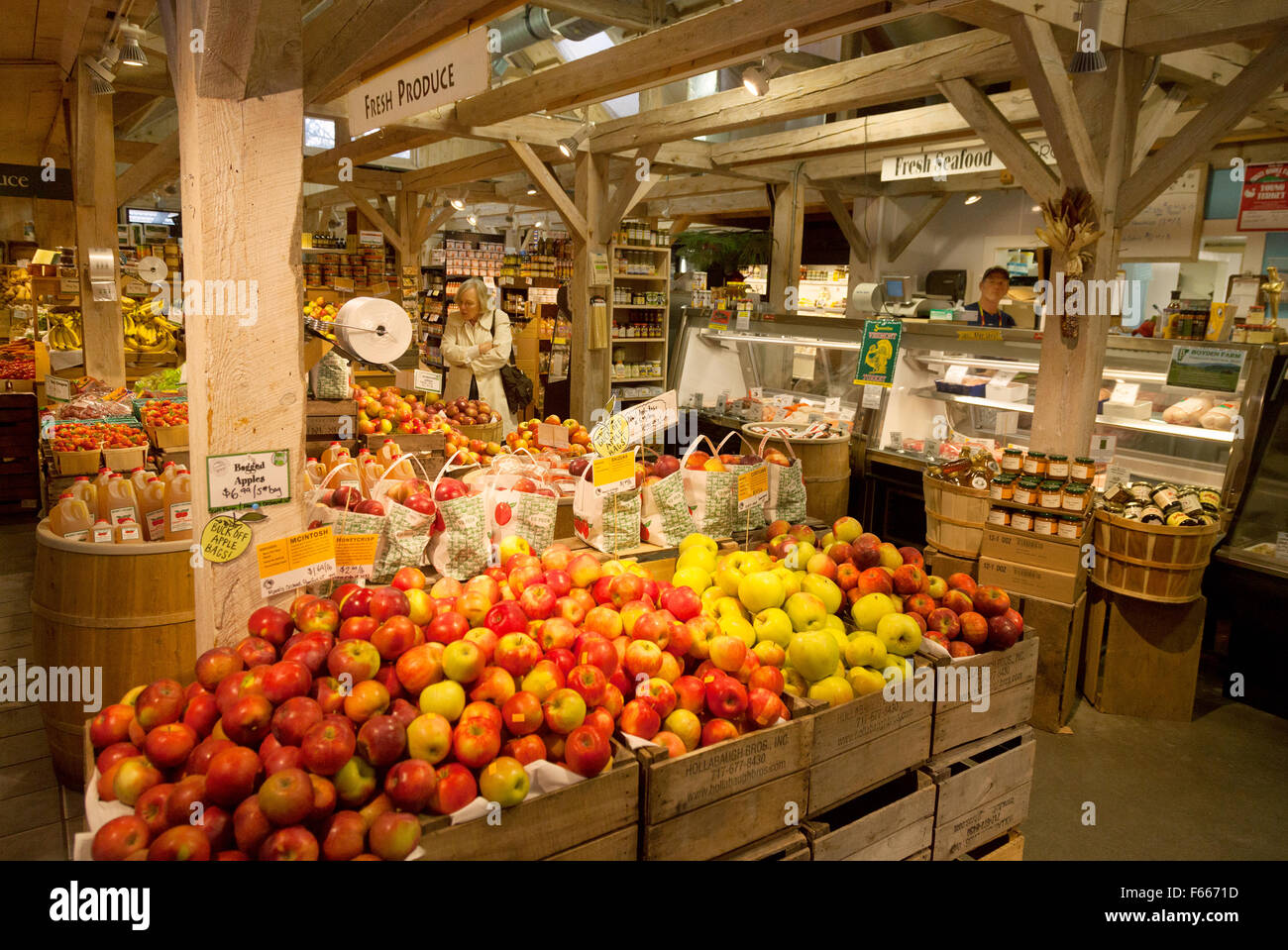 Frische Äpfel Früchte in einem Farmers Market Lebensmittelgeschäft, Woodstock, Vermont VT USA Stockfoto