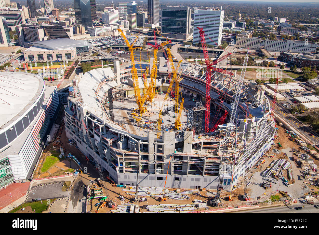 Aerial Fotografieren von Atlanta, Georgia USA aufgenommen am 10.11.2015 zeigt Bau des Mercedes-Benz-Stadion Stockfoto