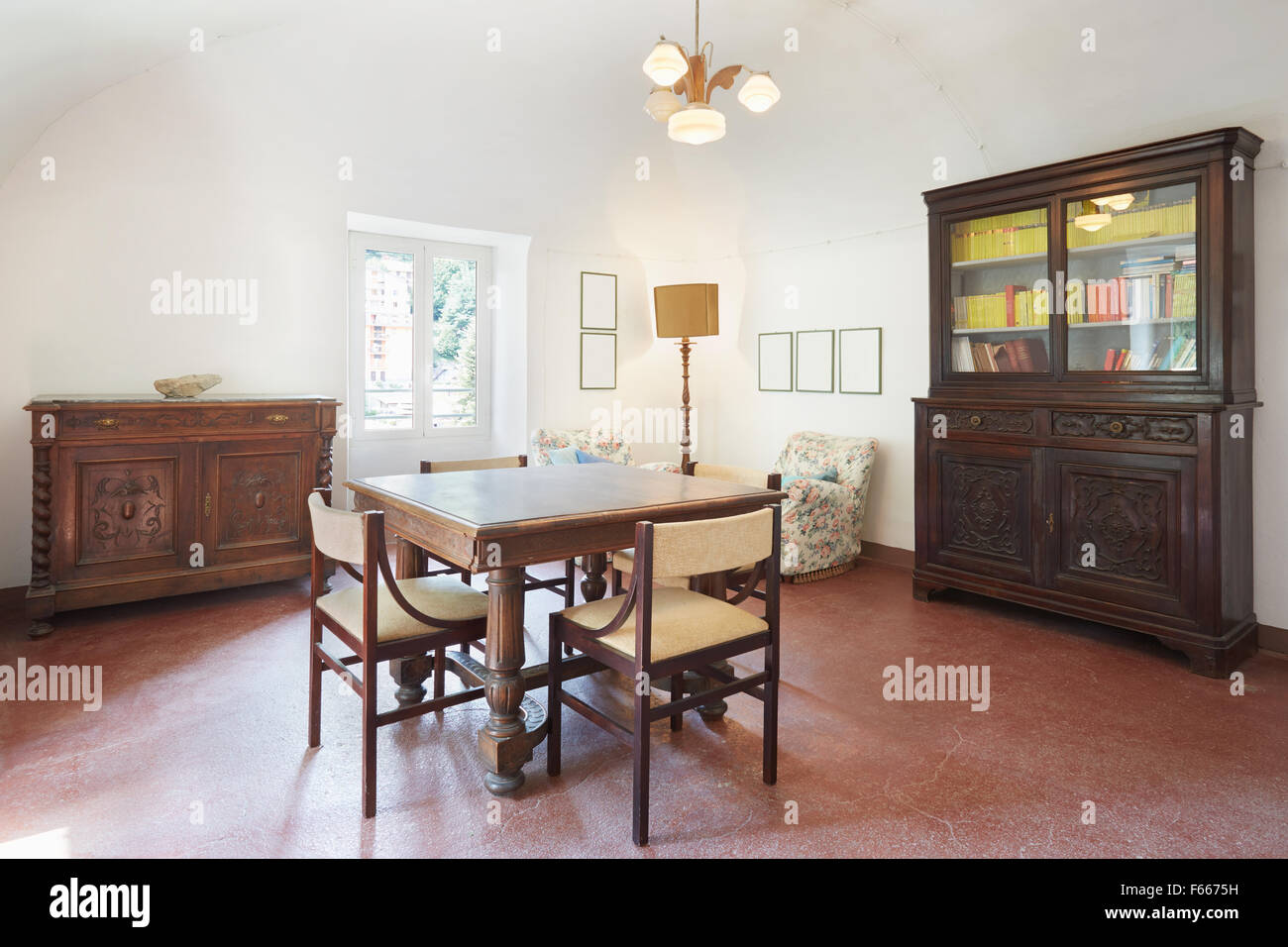 Wohnzimmer, alte italienische Interieur mit Tisch und vier Stühlen Stockfoto