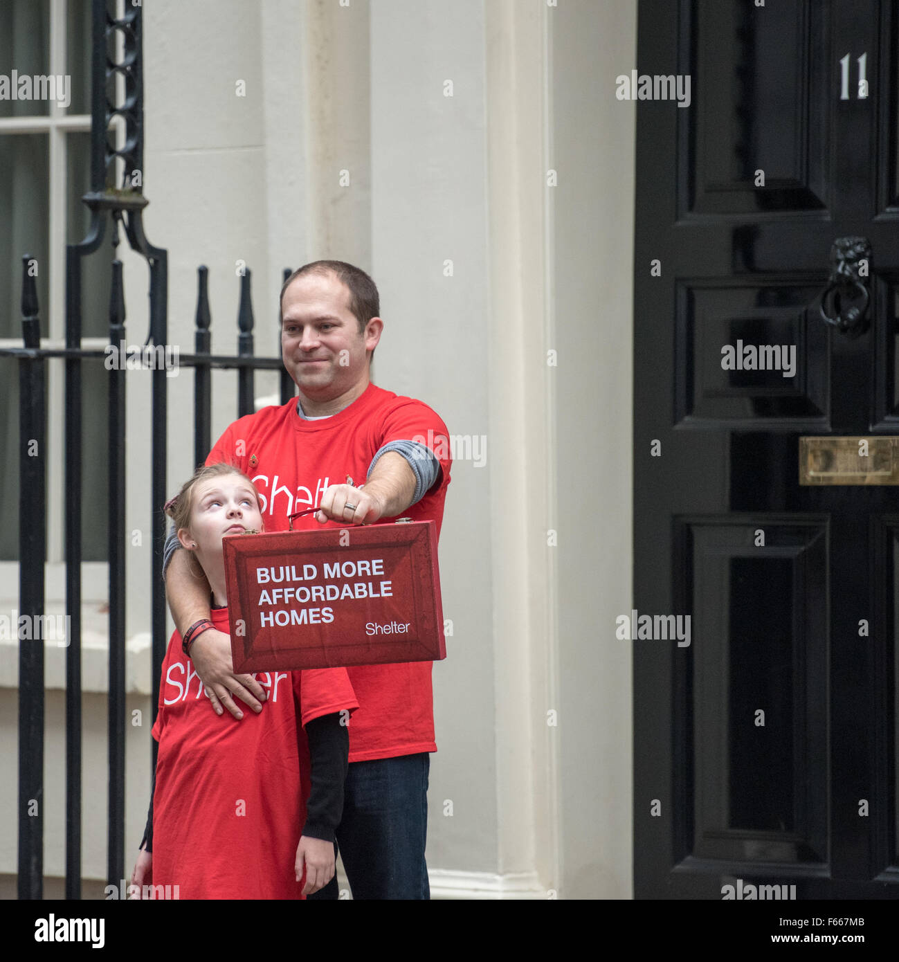 Mitglieder des Vereinigten Königreichs Gehäuse Nächstenliebe Shelter Kampagne außerhalb 11 Downing Street, London, für mehr bezahlbaren Wohnungen gebaut werden. 12. November 2015 Stockfoto