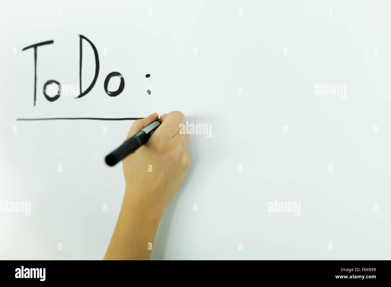 Schreiben von Todo auf einem weißen Schreibtafel Stockfoto