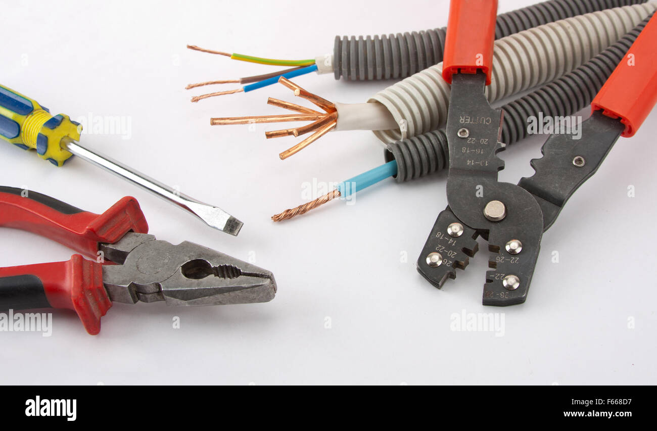 Elektriker Werkzeuge. Schraubendreher, Zange, Kabel und Fräser Stockfoto