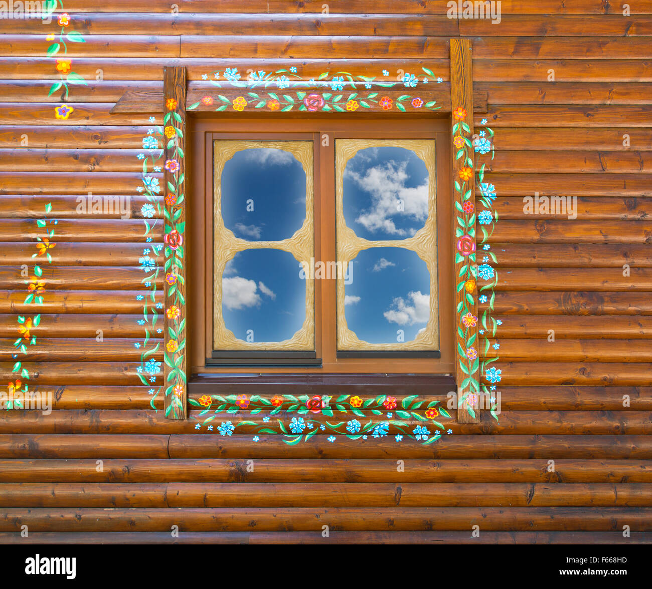 Großes Fenster auf Holzwand Stockfoto