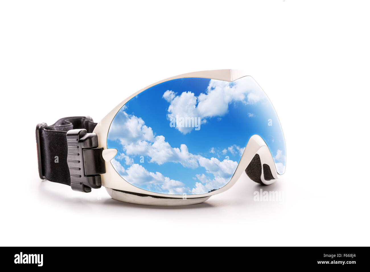 Skibrillen mit Himmel Reflexion isoliert auf weißem Hintergrund Stockfoto