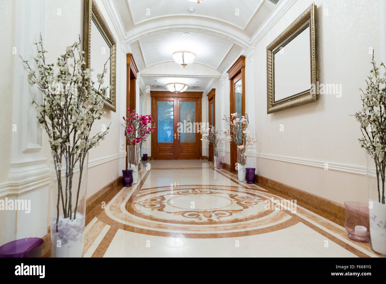 Novi Petrivtsi, Ukraine - 27. Mai 2015 Mezhigirya Residenz des Ex-Präsidenten der Ukraine Janukowitsch. Lange luxuriöse Halle Stockfoto