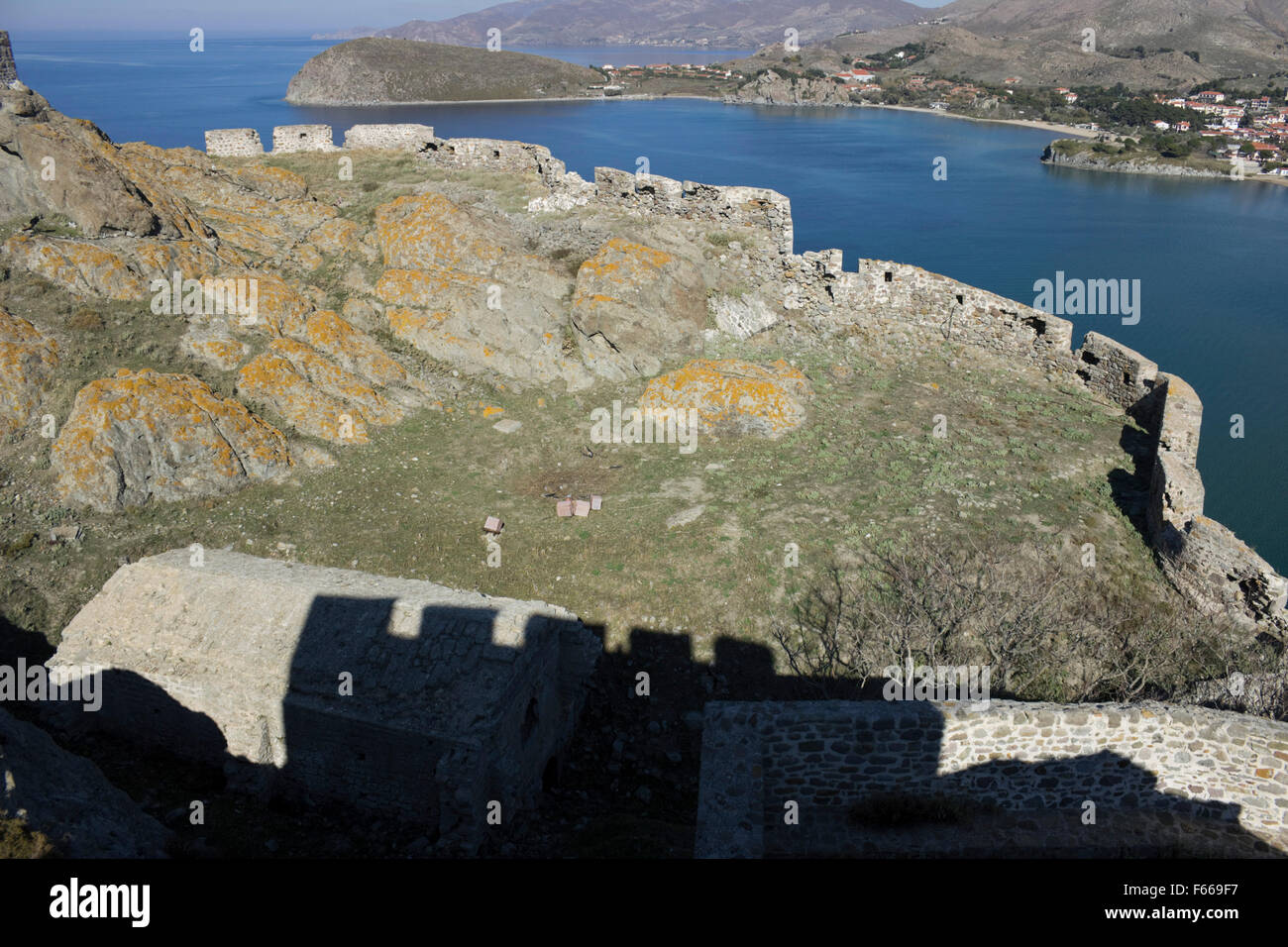 Weitwinkel Blick vom Turm 1 (Silhouette), der die Burg Nord Seite Umwehrung, Reha Nera (Ferne). Insel Limnos, Griechenland Stockfoto