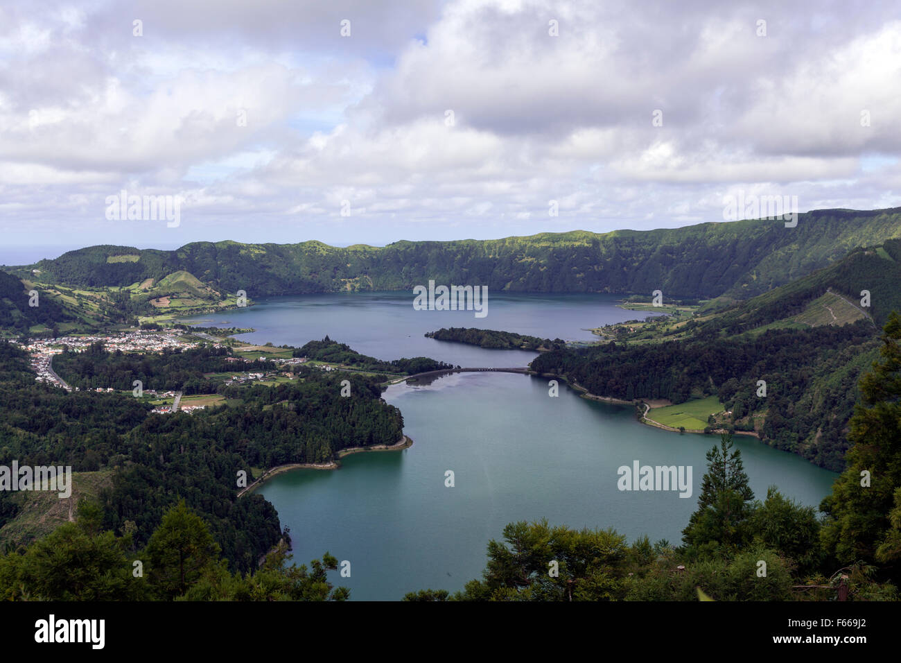 Midadouro Vista do Rei, zeigt die beiden Seen, Lagoa der Lagoa Verde und Azul das Sete Cidades, Ponta Delgada, São Miguel Stockfoto