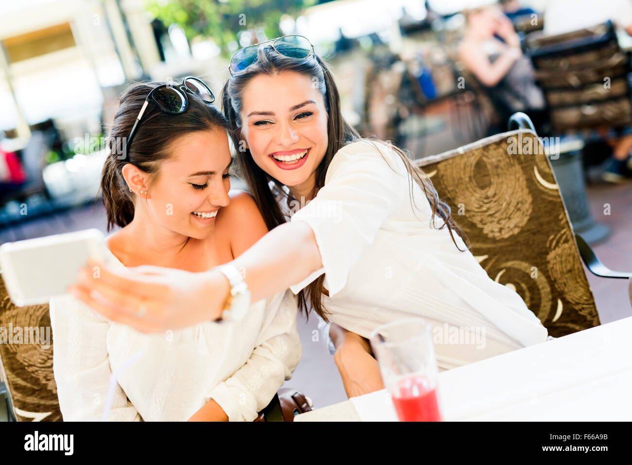 Zwei junge schöne Frauen, die eine Selfie von sich selbst in der Mittagspause Stockfoto