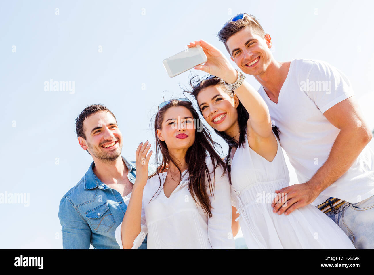 Gruppe von fröhlichen und schönen Jugendlichen Selfies von selbst Stockfoto