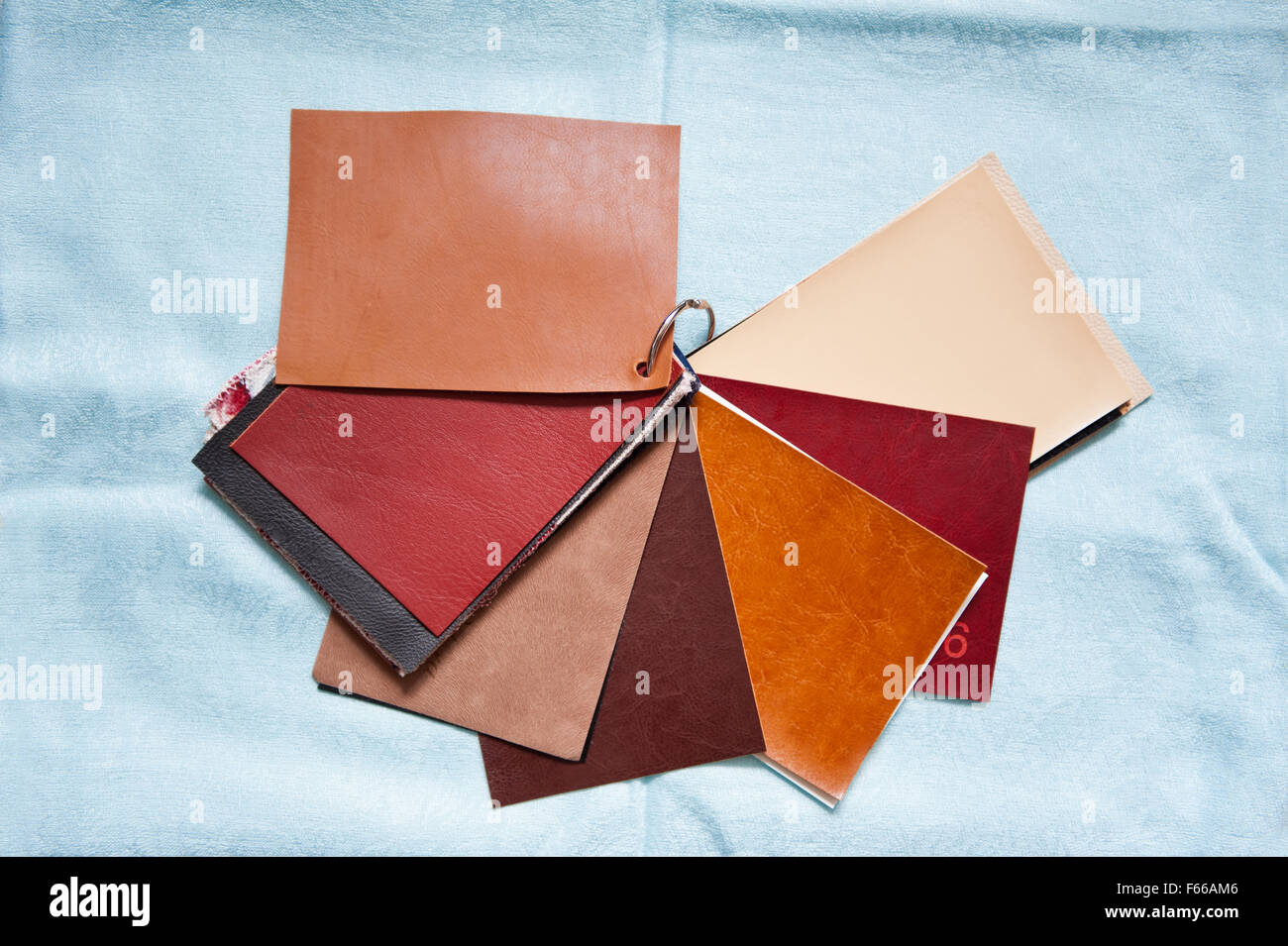 Leder Materialmusters Blätter Musterbuch mit verschiedenen Farben wie braun, rot, Beige, Stoff Probe Stücke gebunden zusammen Stockfoto