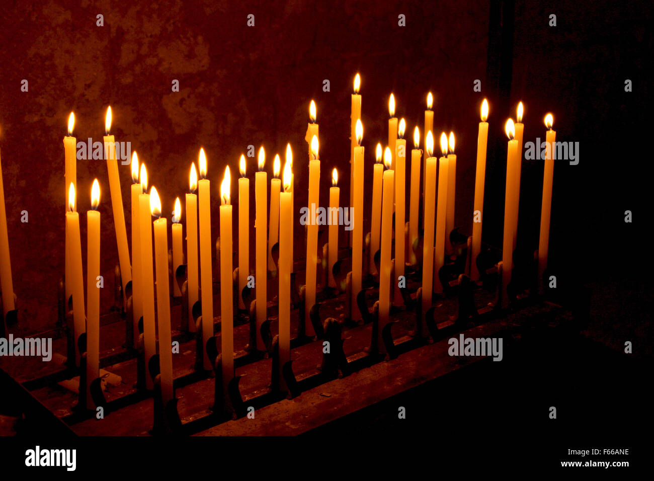 Toskana Italien Kirchenkerzen Kerze dunklen Kerzenschein Hintergrund Flamme Licht religiöse Religion brennenden Feier gelbe Geist Stockfoto