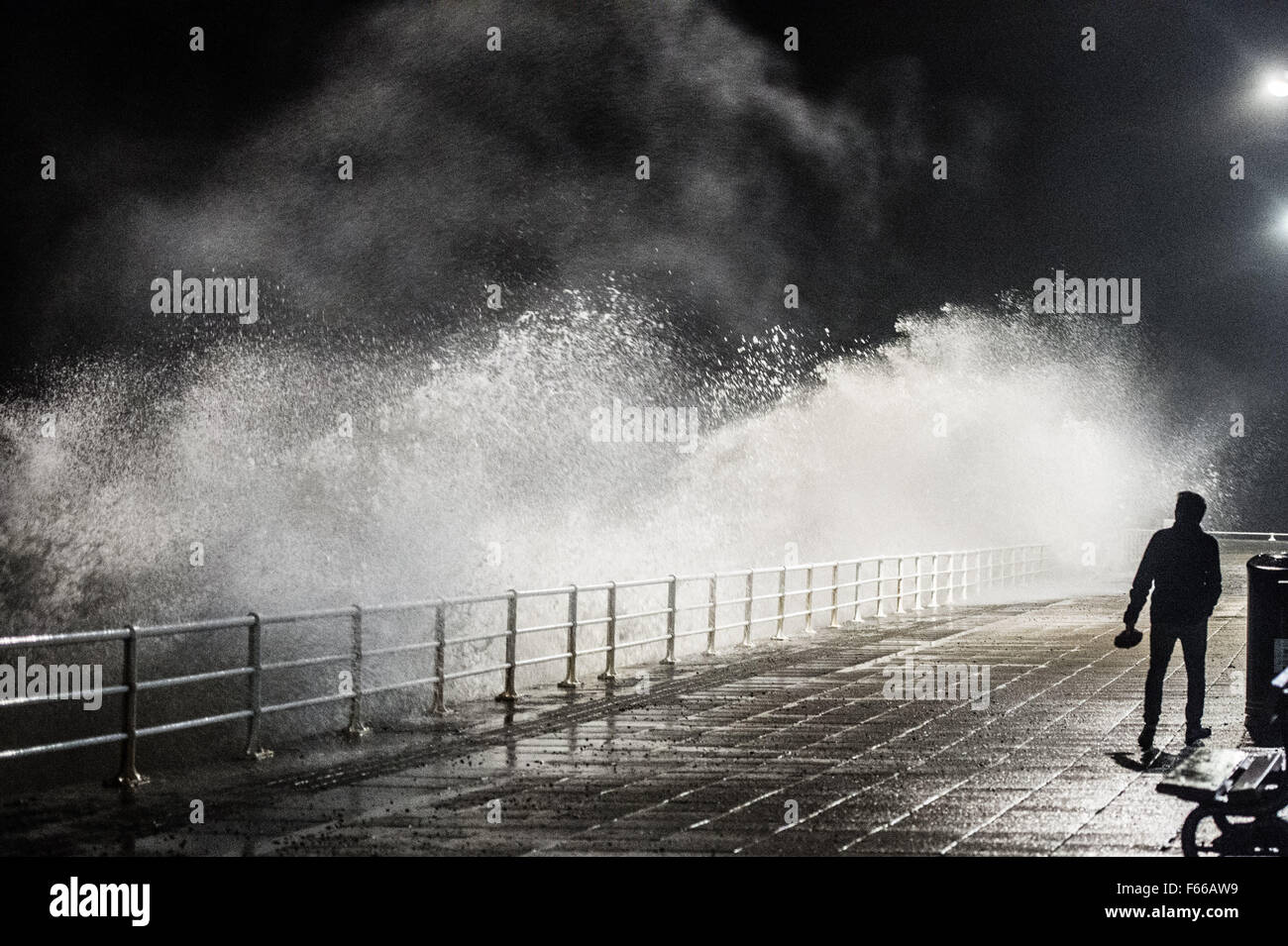 Aberystwyth Wales UK, Donnerstag, 12. November 2015 wie Stärke und Köpfe in Richtung Westen und nördlich von Großbritannien, Sturm Abigail aufgreift "Wellenlinien" Teig das Meer bei Flut in Aberystwyth Wales Naturressourcen Wales (NRW) Bernstein Hochwasserwarnungen für die Küstengebiete der Cardigan Bay durch die Kombination von Hochwasser, Starkregen und starke Winde, die Prognose für die nächsten paar Tage Foto Kredit ausgegeben haben : Live-Nachrichten Keith Morris /Alamy Stockfoto