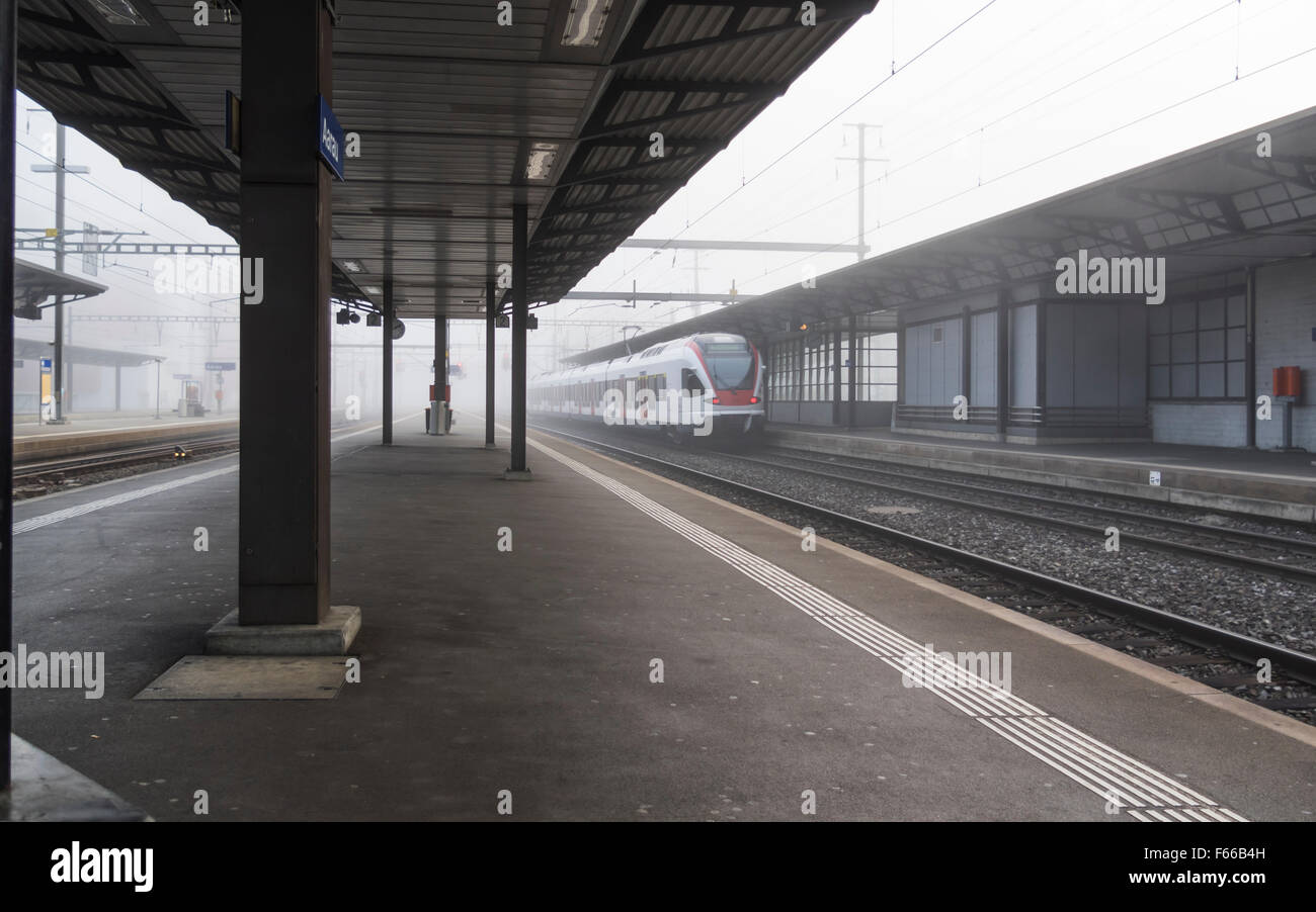 Plattform des Bahnhofs Aarau, Schweiz, an einem dumpfen nebligen Morgen. Stockfoto
