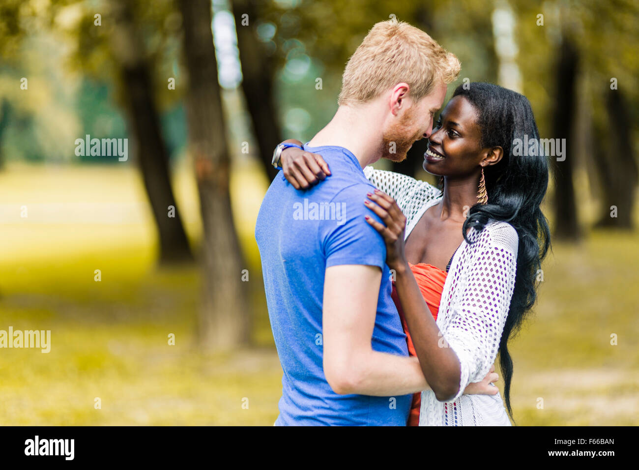 Paar in Liebe umarmt friedlich im Freien und wirklich glücklich zu sein. Gefühl von Sicherheit und Gelassenheit Stockfoto