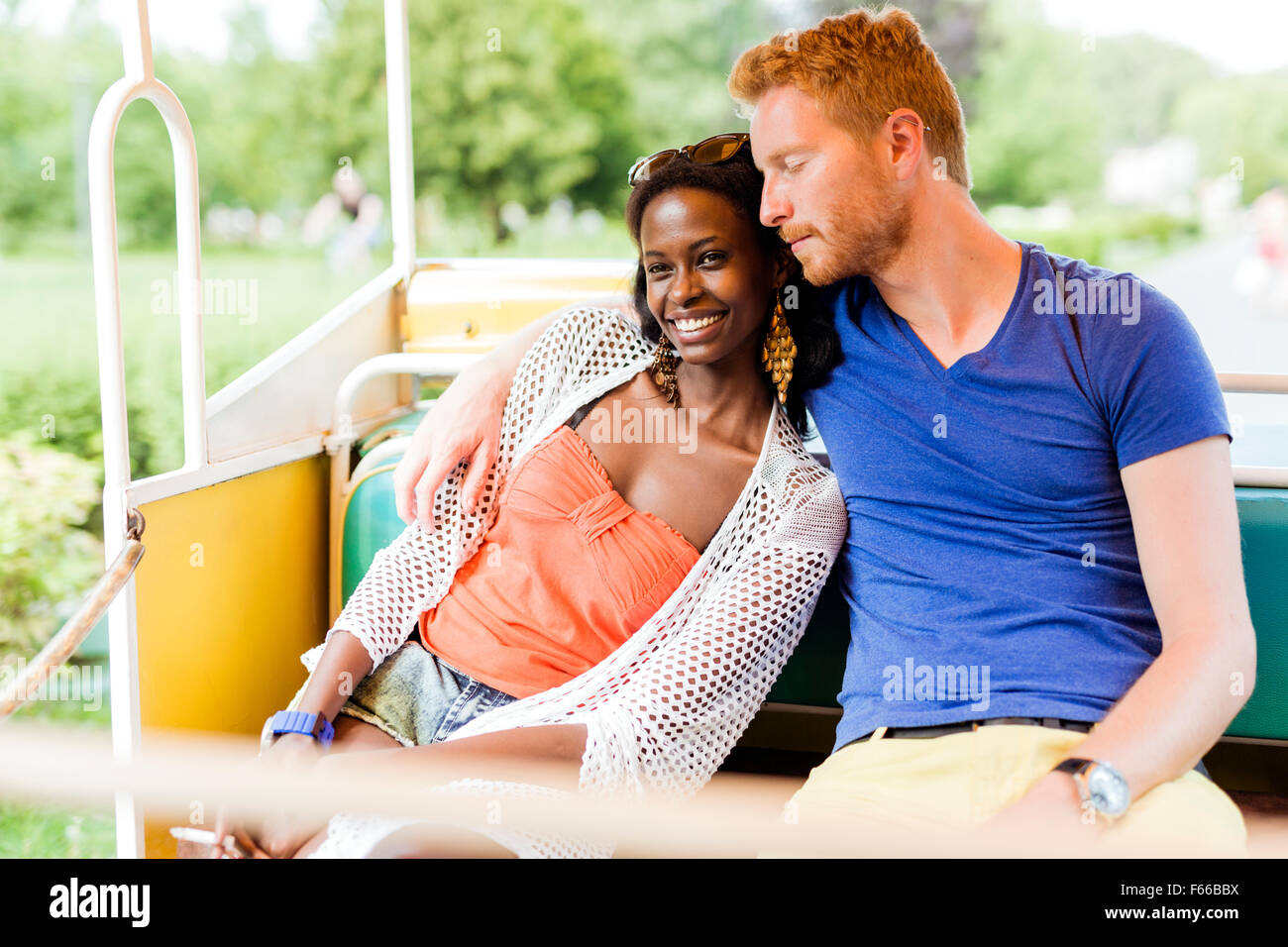 Paar in der Liebe mit einer malerischen Eisenbahn unterwegs und wird gerne im freien Stockfoto
