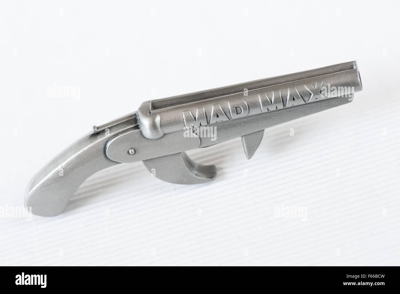 Mad Max Flaschenöffner, doppeltes Federhaus Schrotflinte Silber Farbe, Metall, glänzend, kleines Spielzeug auf weißen Karton, fiktiven Spiel liegen... Stockfoto