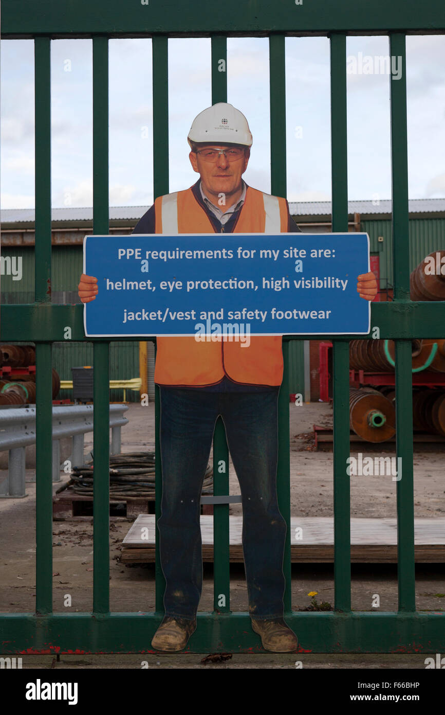 PSA-Anforderungen sind Helm, Augenschutz, Warnschutz Jacke/Weste und Sicherheit Schuhe Zeichen. Burscough, Lancashire, UK Stockfoto