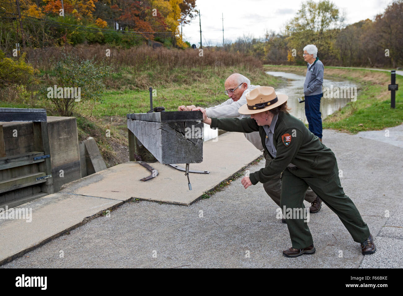 Cuyahoga Valley National Park, Ohio - ein Parkranger hilft einen Besucher während einer Demonstration Kanal sperren die Schleusentore öffnen. Stockfoto