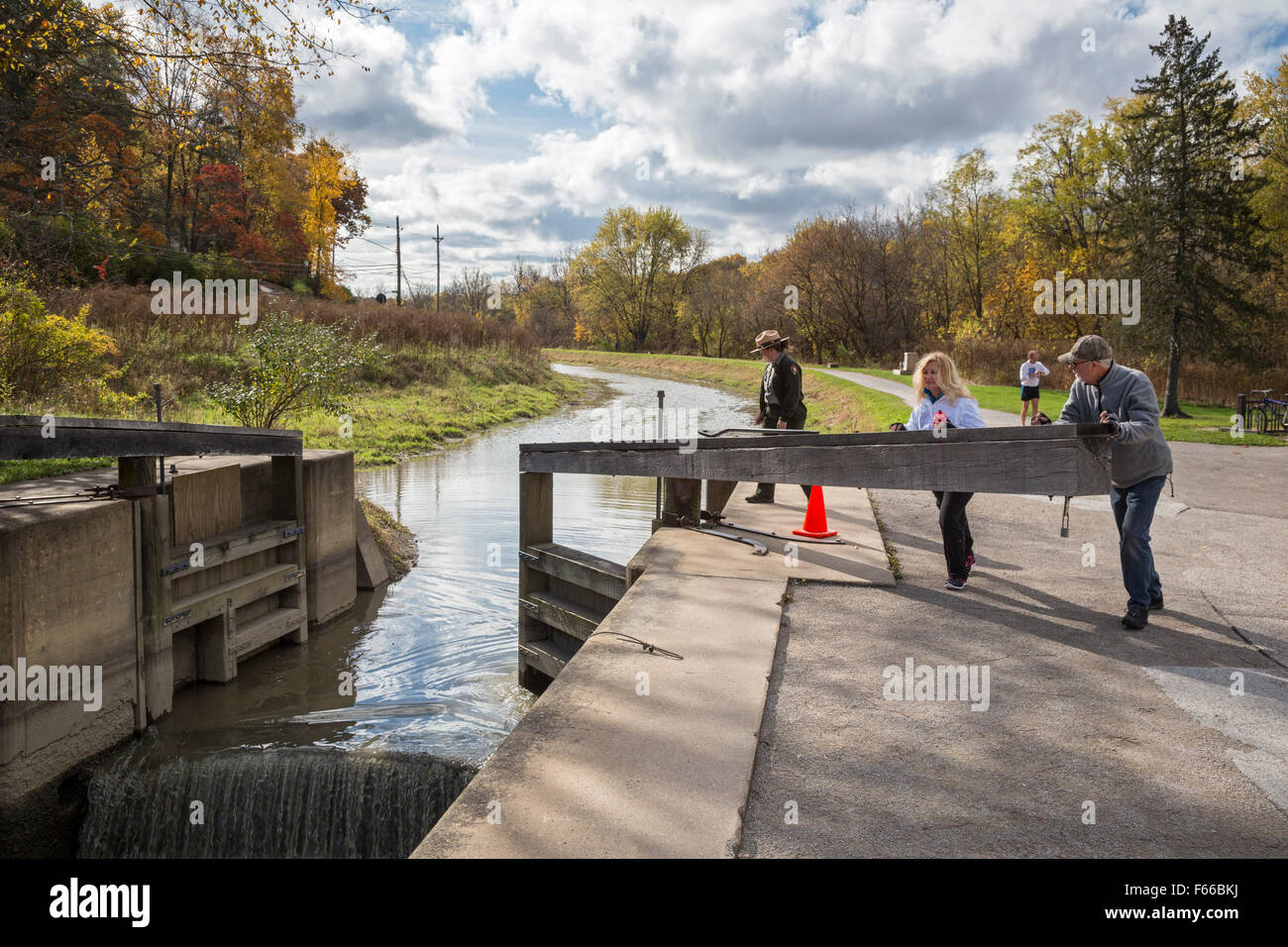 Cuyahoga Valley National Park, Ohio - ein Parkranger beobachtet, wie Besucher während einer Kanal-Sperre-Demonstration einer Kanal-Schleuse öffnen Stockfoto