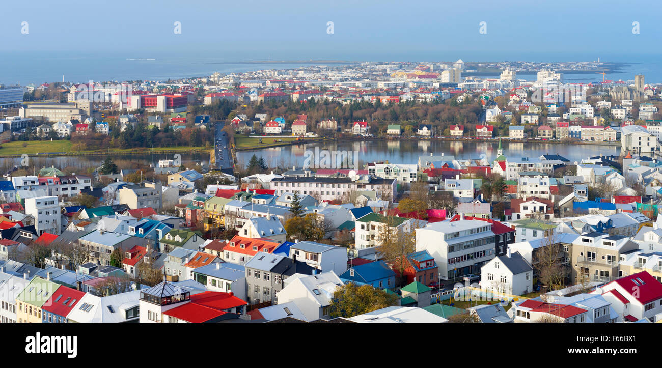 Luftaufnahme von Reykjavik, Iceland, entnommen aus dem Hallgrimskikja Kirchturm zeigt die Gebäude der Stadt und den See Tjörnin. Stockfoto
