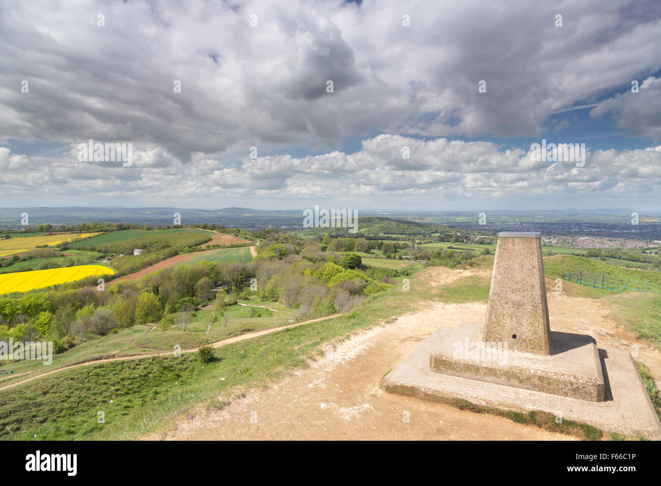 Ein Blick über den Severn Vale bilden die trigonometrischen Punkt auf Painswick Beacon, Gloucestershire, England, UK Stockfoto
