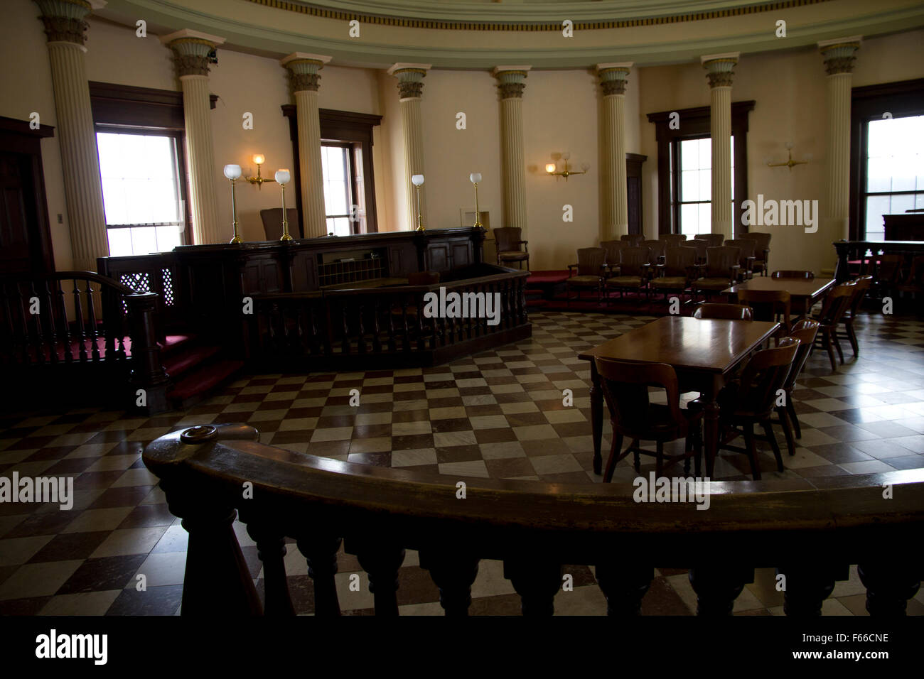 Zuletzt verwendet in den 1930er Jahren, wurde diesem Gerichtssaal in die 1860er Jahre Gestalt im Old Courthouse, St. Louis, MO. restauriert Stockfoto