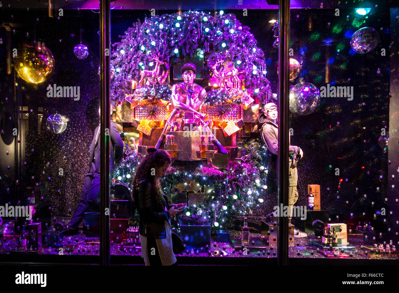 Harvey Nichols 2015 Weihnachtsfenster, London. Stockfoto