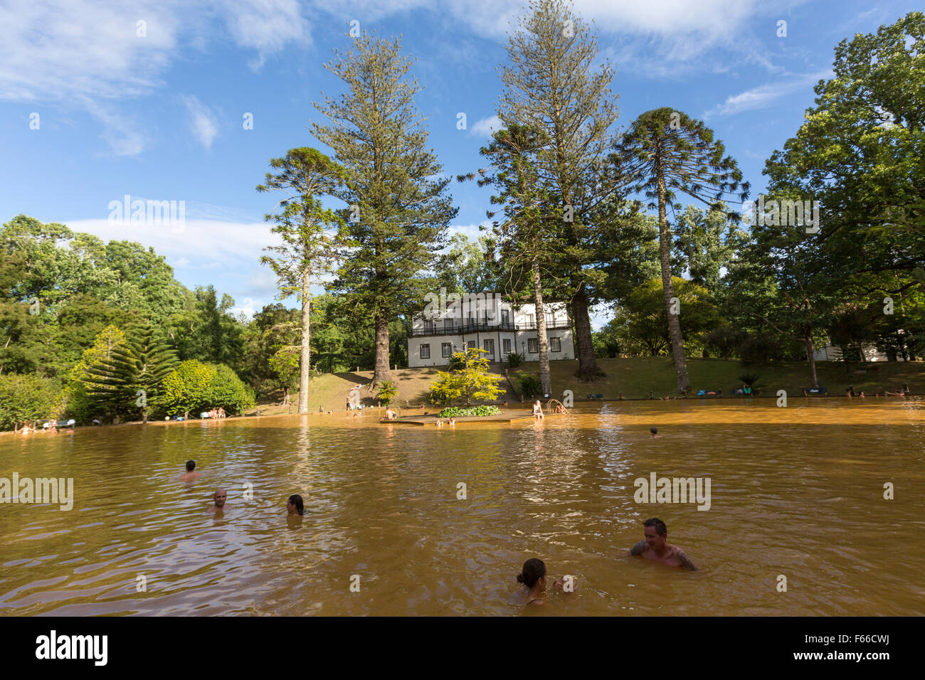 Baden Im Thermalbad Von Terra Nostra Garden Pers Parque Terra Nostra Furnas Sao Miguel Stockfotografie Alamy