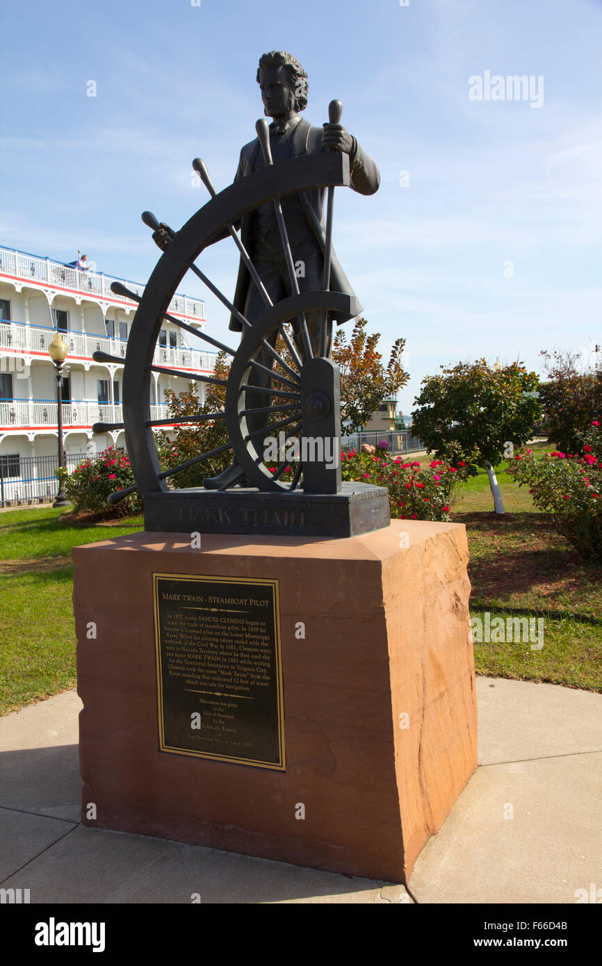 Eine Skulptur von Mark Twain am Steuer eines Dampfers am Flussufer in Hannibal, Missouri. Stockfoto