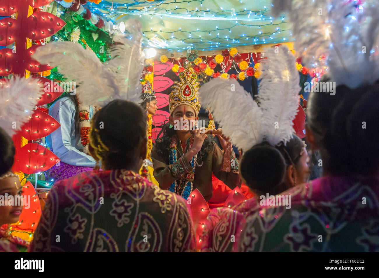 Autos und schwimmt mit Lichter Parade Liberty Avenue im Stadtteil Richmond Hill von Queens in New York in der Feier der Guyana hinduistische Festival of Lights, Diwali auf Samstag, 7. November 2015 geschmückt.  Der Nähe von Richmond Hill ist polyglott ethnischen Kulturen und beheimatet eine der größten Populationen in Guyana Hindu Diaspora. (© Richard B. Levine) Stockfoto