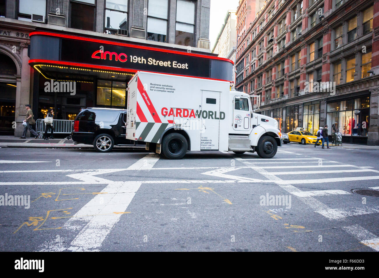 Ein GardaWorld Sicherheit gepanzerten LKW nimmt eine Kaution in Bar in New York auf Mittwoch, 4. November 2015. Apax Partners Private Equity Manager, wurde die Versteigerung von GardaWorld Sicherheit abgebrochen, die voraussichtlich $ 2,3 Milliarden bringen. Das Montreal-basierten Security-Unternehmen ist der zweitgrößte nach Brink.   (© Richard B. Levine) Stockfoto