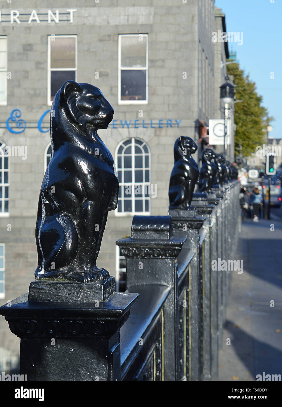 "Kelly's Cats", gusseiserne skulpturale Darstellung von Aberdeens Wappen Leoparden auf Union Bridge Stockfoto