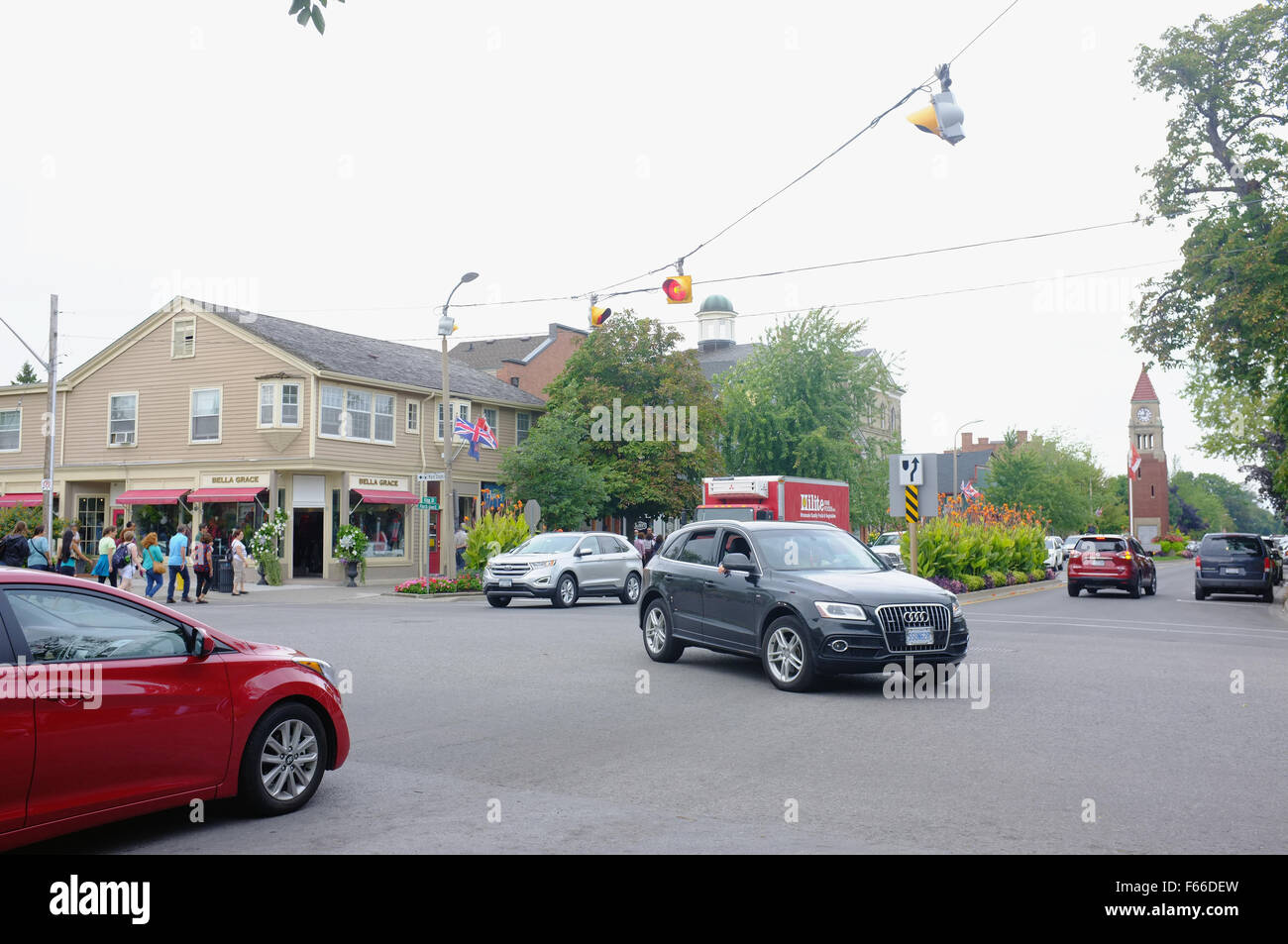 Autos fahren durch das Zentrum von der Stadt von Niagara-on-the-Lake in Ontario. Stockfoto