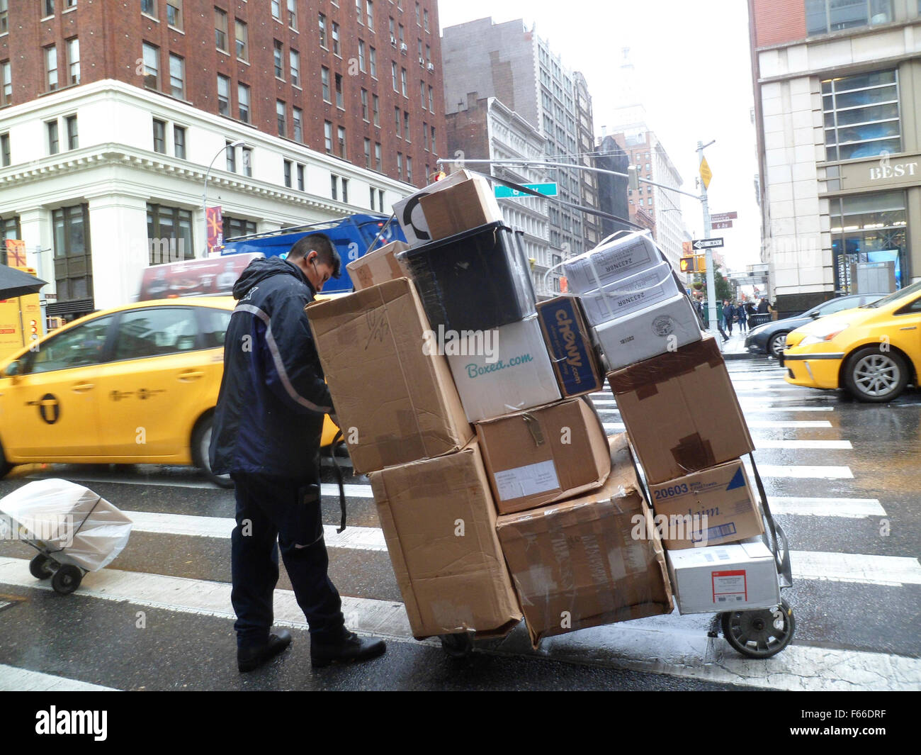 Ein FedEx Arbeiter beladen mit Lieferungen im Stadtteil Chelsea in New York auf Dienstag, 10. November 2015. FedEx hat vor kurzem angekündigt, dass es 55.000 saisonale Mitarbeiter zur Bewältigung der Urlaub Lieferungen einstellen wird. (© Richard B. Levine) Stockfoto
